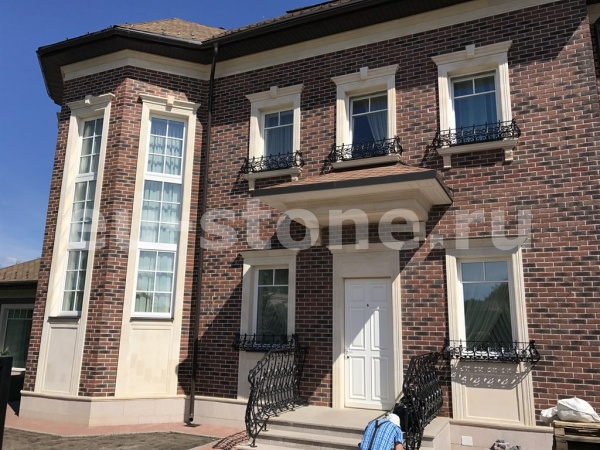 Фасад из песчаника и клинкера