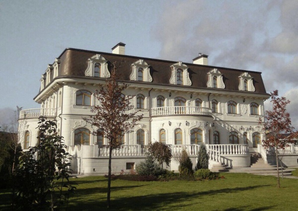 Фасад из натурального известняка