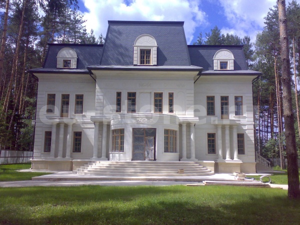 Фасад в белом камне