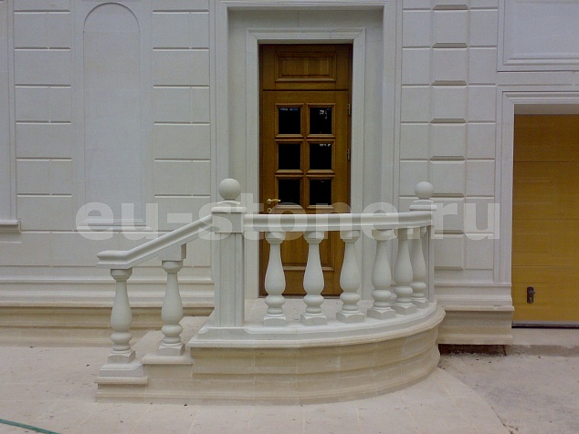 Фасад в белом камне