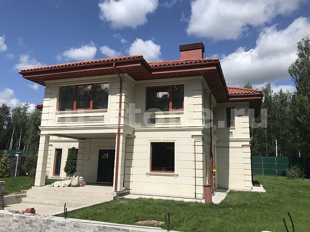 Облицовка загородного дома известняком