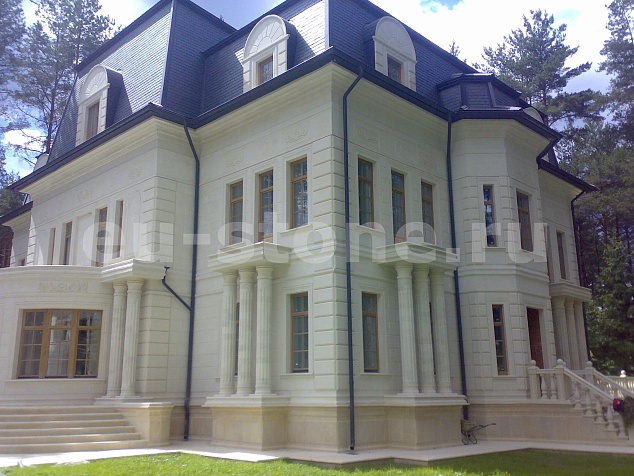 Фасад в белом камне