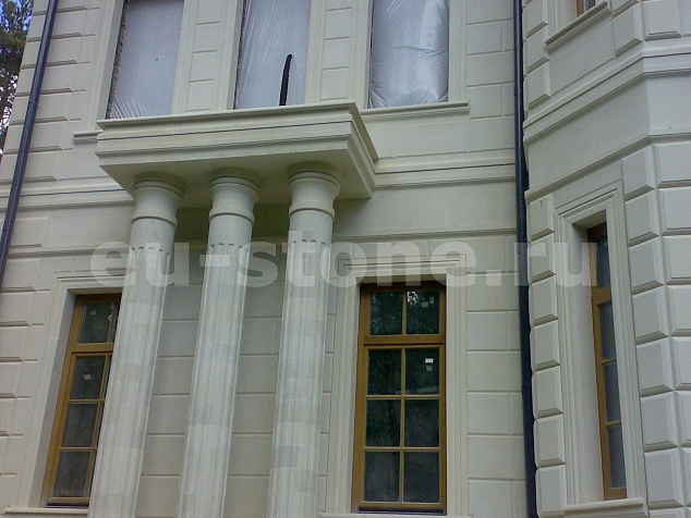 Фасад в белом камне