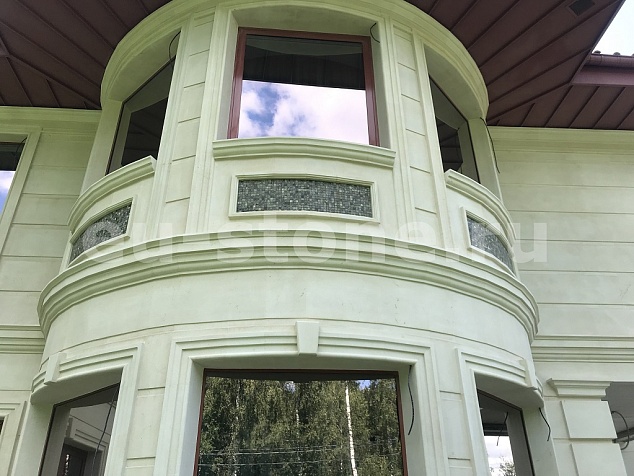 Облицовка загородного дома известняком