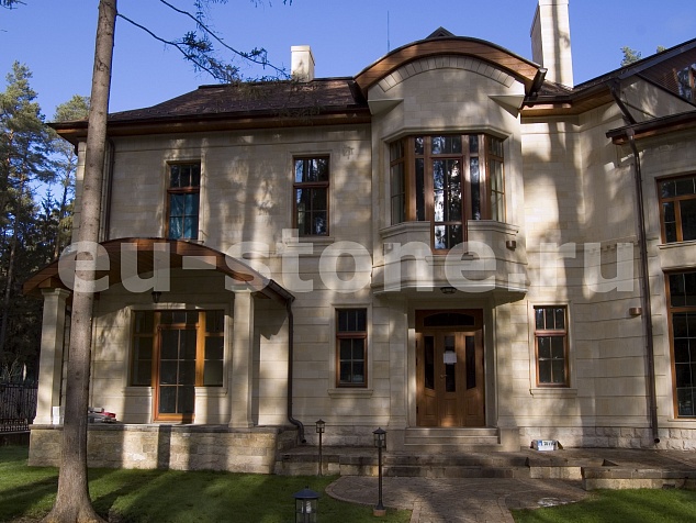 Фасадный декор из натурального камня