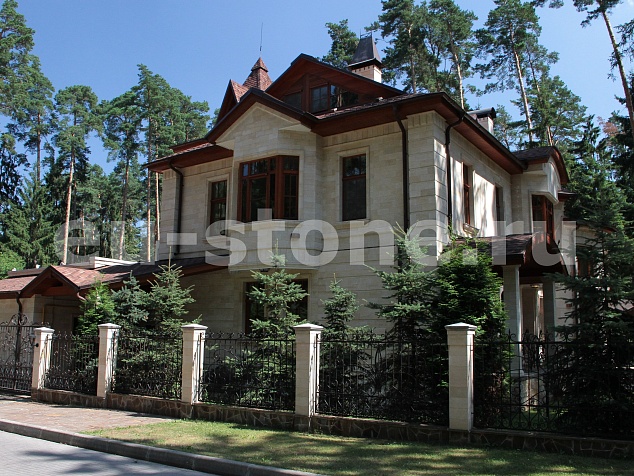 Фасадный декор из натурального камня