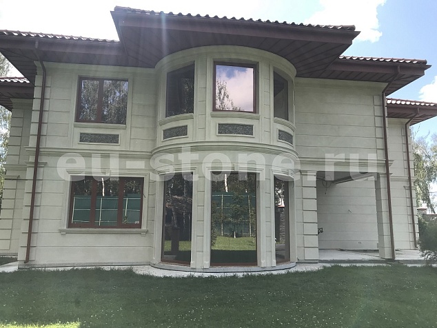 Облицовка загородного дома известняком