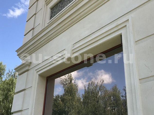 Облицовка загородного дома известняком