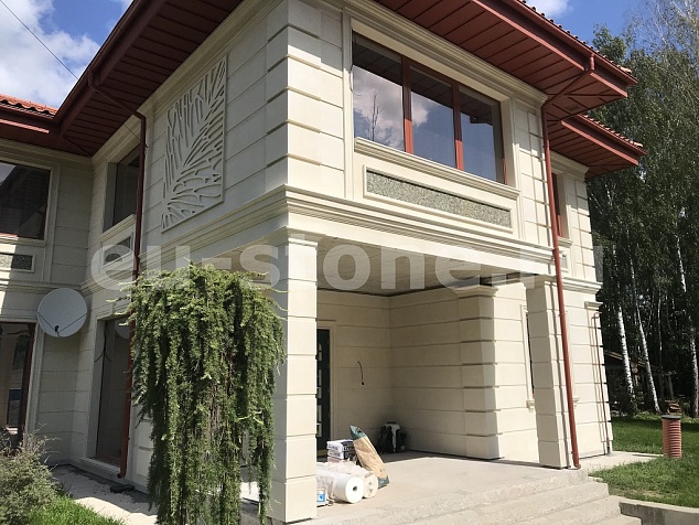 Облицовка загородного дома известняком