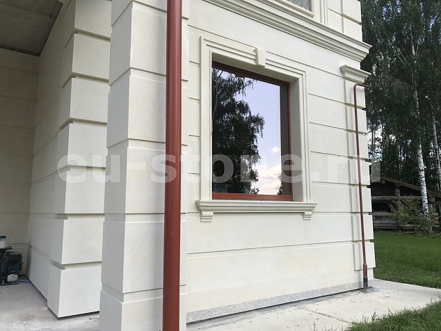 Облицовка загородного дома известняком