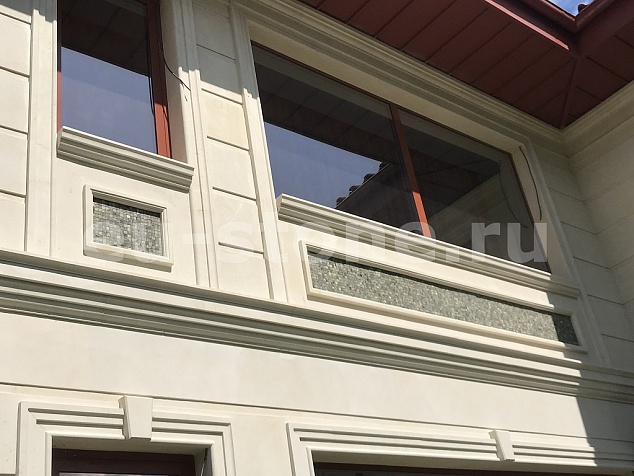 Облицовка загородного дома известняком