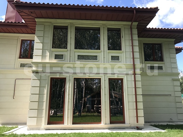 Облицовка загородного дома известняком