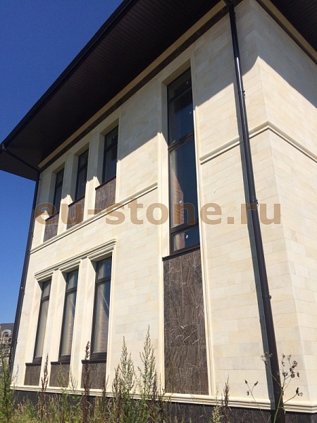 Фасад облицован песчаником