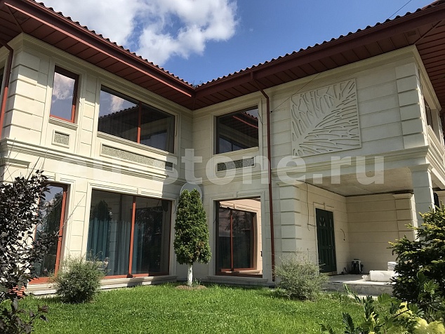 Облицовка загородного дома известняком