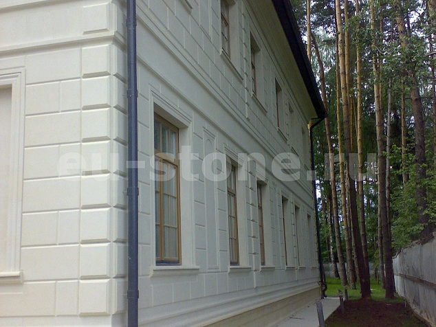 Фасад в белом камне