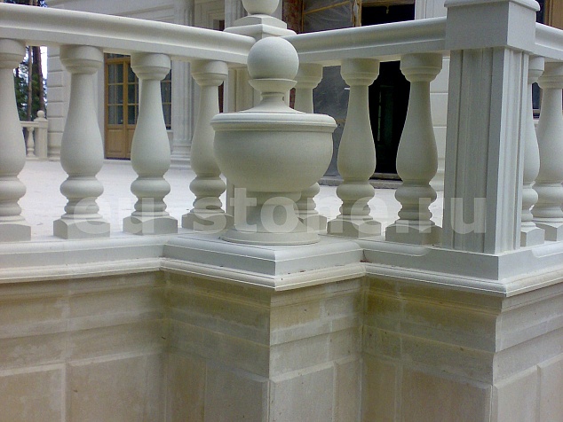 Фасад в белом камне